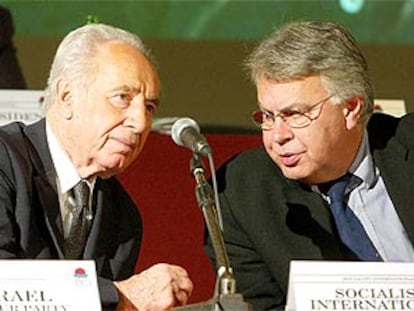 El laborista Simón Peres (izquierda) y el ex presidente del Gobierno español Felipe González, ayer, en Roma.