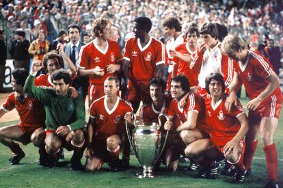 El Nottingham Forest, después de ganar su segunda Copa de Europa en mayo de 1980 en el Santiago Bernabéu. PETER ROBINSON (GETTY)