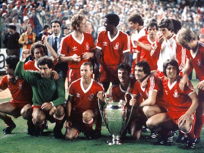 El Nottingham Forest, después de ganar su segunda Copa de Europa en mayo de 1980 en el Santiago Bernabéu. PETER ROBINSON (GETTY)