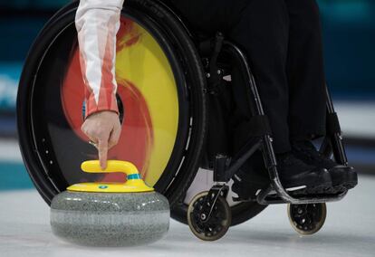 Un atleta alemán durante el choque entre Canadá y Alemania de Curling en silla de ruedas en Pyeongchang (Corea del Sur), el 15 de marzo.
