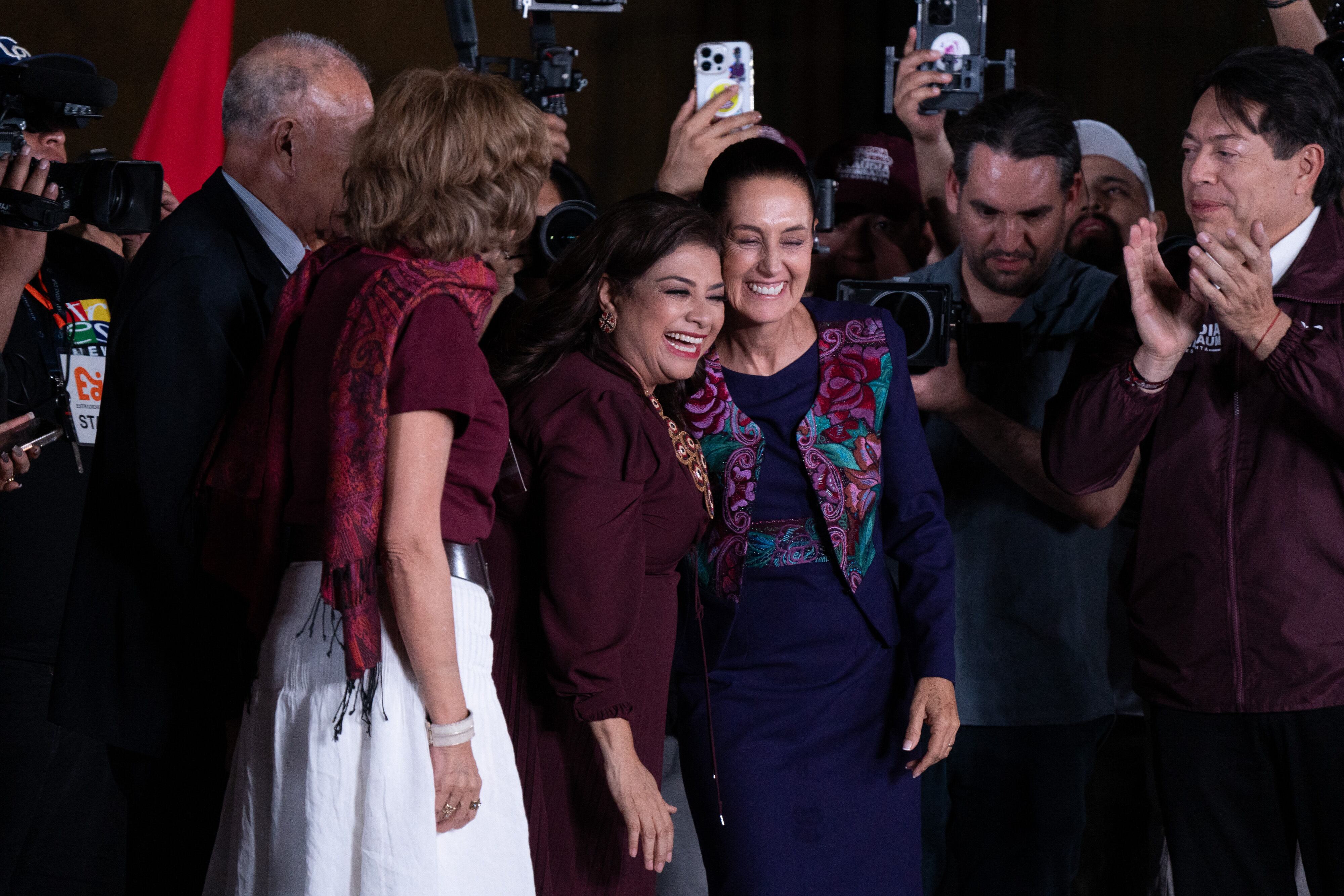 Clara Brugada y Claudia Sheinbaum celebran en el Zócalo.