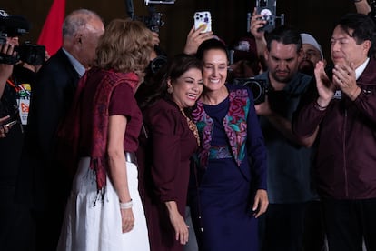 Clara Brugada y Claudia Sheinbaum celebran en el Zócalo.