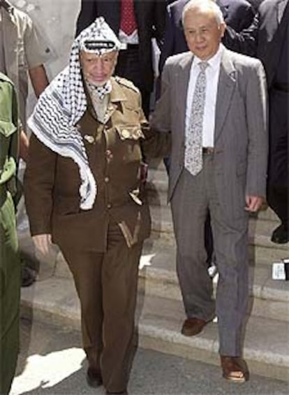 Yasir Arafat, con el enviado especial chino Wang Shi Jie, ayer en Ramala.