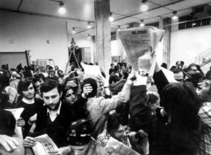 Salida del primer número de EL PAÍS, el 4 de mayo de 1976, en la que aparece Gutiérrez (la primera desde la derecha, de perfil).