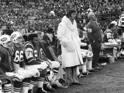 Joe Namath, en el banquillo de los Jets, con su característico abrigo blanco de pieles en 1971.