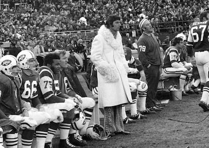 Joe Namath, en el banquillo de los Jets, con su característico abrigo blanco de pieles en 1971.
