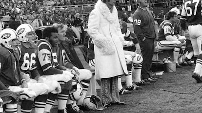 Joe Namath, en el banquillo de los Jets, con su característico abrigo blanco de pieles en 1971.
