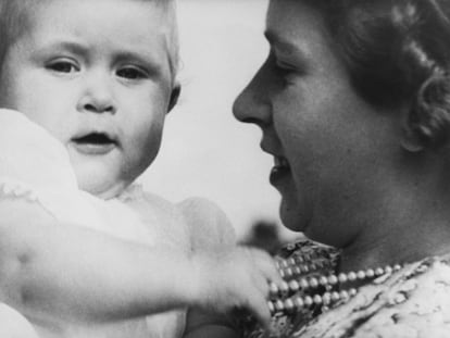 A então princesa Elizabeth com seu primogênito o príncipe Charles, em 1949.