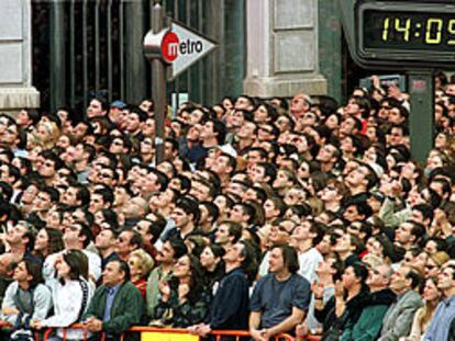 Grupo personas durante la primera "mascletá". PLANO GENERAL - ESCENA