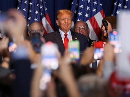 Donald Trump concede el discurso de la victoria de las primarias este sábado en Columbia (Carolina del Sur).