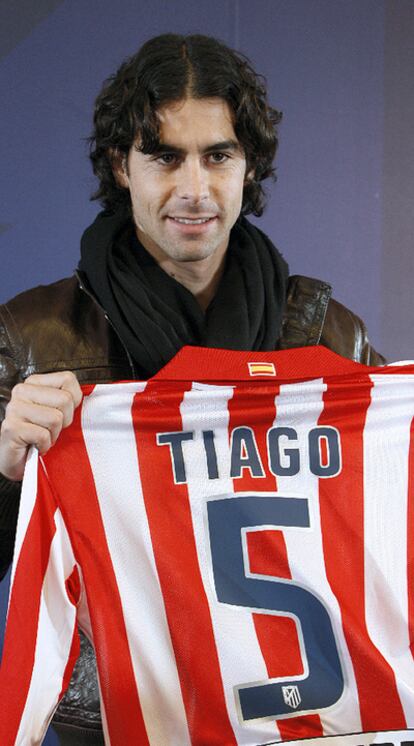Tiago posa con la camiseta del Atlético.