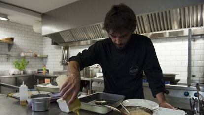 Eduardo Quintana en la cocina de La Bicicleta, en Hoznayo (Cantabria).