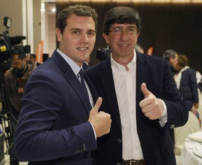 El l&iacute;der de Ciudadanos, Albert Rivera, a la izquierda, posa junto al candidato de este partido a la Presidencia de la Junta, Juan Mar&iacute;n, a la derecha, en el acto de cierre de campa&ntilde;a de las elecciones andaluzas, esta noche en Sevilla. 