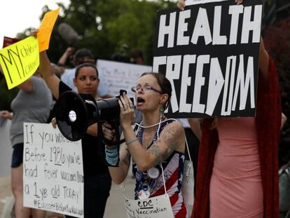 Activistas antivacunas frente al Centro de Control de Enfermedades de EE UU, en una imagen de julio de 2020.