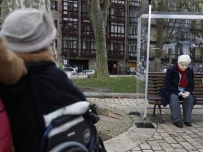 Una escultura hiperrealista del artista mexicano Rubén Orozco instalada en una calle de Bilbao trata de llamar la atención sobre el drama de muchos mayores