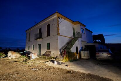 El cortijo en El Jau, una pedanía de Santa Fe (Granada) donde un hombre de 70 años ha muerto y otras dos personas han resultado heridas durante un tiroteo en la noche de este miércoles.