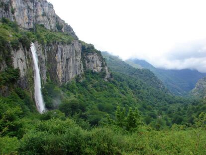 Cascada del nacimiento del río Asón