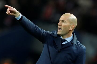 El entrenador del Real Madrid, Zinedine Zidane, da instrucciones durante el partido en el Parque de los Príncipes.  