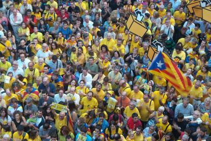 Las concentraciones han sido convocadas por la Asamblea Nacional Catalana, la entidad que realizó el llamamiento a la movilización coincidiendo con la celebración de la Diada de los tres últimos años. En la imagen, manifestantes en Girona.