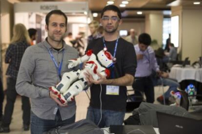 Edgar Riva y Gerard Canal, concursantes del Humabots Challenge junto a su robot, un viejo Nao de hace cinco años.