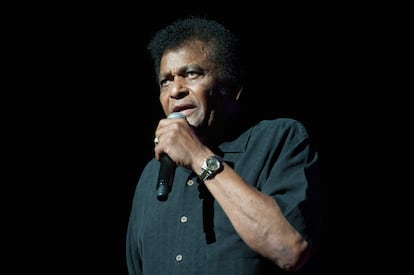 Charley Pride actúa en el Auditorio Ryman el 10 de junio de 2015 en Nashville, Tennessee.