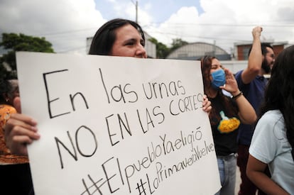 Una manifestante levanta un cartel con la frase "En las urnas, no en las cortes", durante una protesta en Ciudad de Guatemala el pasado 4 de julio. 