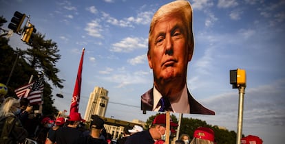 Apoiadores do presidente Donald Trump se reúnem em frente ao Centro Médico Militar Nacional Walter Reed.