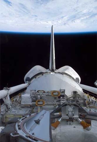Vista del <i>Discovery,</i> con la bodega abierta, atracado ayer en la ISS.