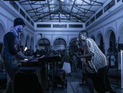 El dúo artístico de música fusión electrónica y africana actúa en Tarifa en el marco del FCAT. Sus letras examinan el feminismo, la masculinidad, el humanismo o la identidad de los afrodescendientes