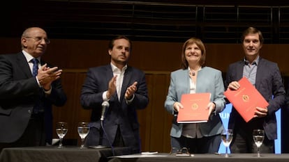 De izquierda a derecha: Florentino Villabona, director de Seguridad de LaLiga, Guillermo Madero, la Ministra de Seguridad argentina Patricia Bullrich y Mariano Elizondo, presidente de la Superliga.