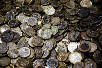 Monedas de 1 euro deterioradas y oxidadas.