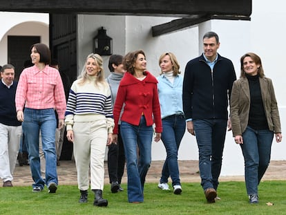 Pedro Sánchez, este sábado con todos los miembros del Gobierno en Quintos de Mora, en el término municipal de Los Yébenes (Toledo), en una imagen difundida por Moncloa.