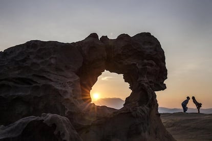 Una pareja posa junto a las formaciones rocosas del Parque Geológico Nacional de Yehliu, en Nuevo Taipei (Taiwán).