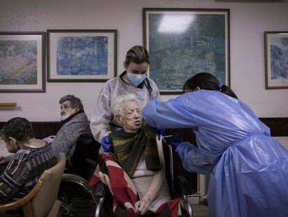 Un equipo del Departamento de Salud vacuna contra la covid 19 en una residencia de Barcelona.
