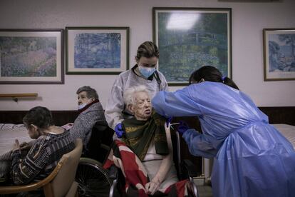 Un equipo del Departamento de Salud vacuna contra la covid 19 en una residencia de Barcelona.