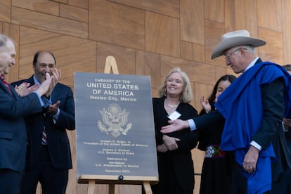 Ken Salazar, durante la develación de una placa, en la Embajada. 