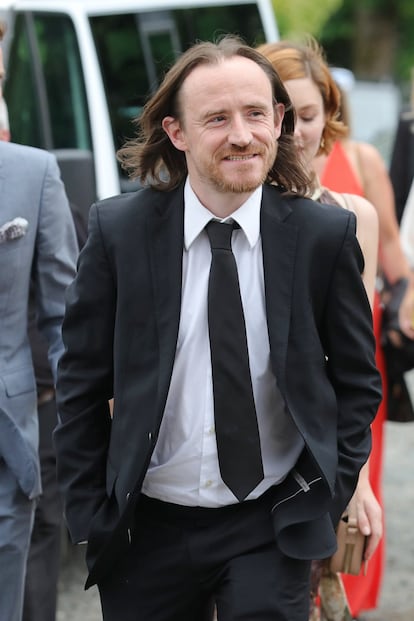 Ben Crompton, el actor que interpreta a Eddison Tollett en 'Juego de Tronos', llegando a la iglesia.