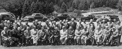 Los jefes de las 44 delegaciones nacionales reunidas en julio de 1944 en Bretton Woods posan para la prensa con las Montañas Blancas de New Hampshire al fondo.