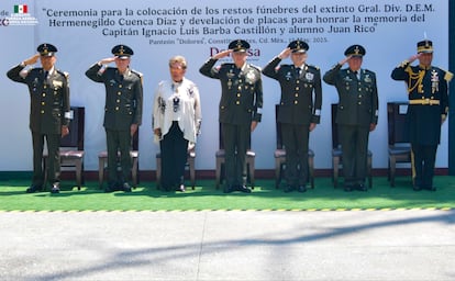 Homenaje a Hermenegildo Cuenca Díaz en el Panteón Dolores, en Ciudad de México, el 14 de mayo.