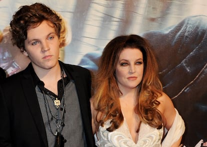 Lisa Marie Presley y su hijo, Ben Keough, en el estreno de una película el 11 de noviembre de 2010 en Londres, Inglaterra.