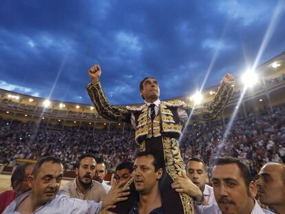 Enrique Ponce, a hombros en Las Ventas, el 2 de junio de 2017.