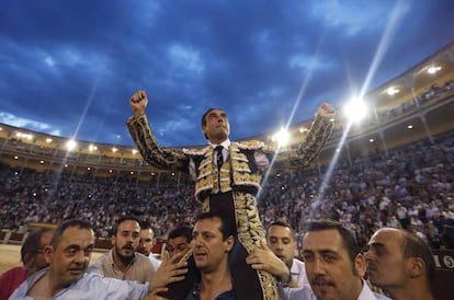 Enrique Ponce, a hombros en Las Ventas, el 2 de junio de 2017.