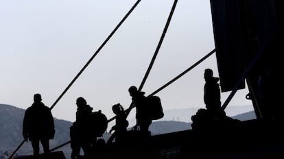 Refugiados procedentes de Lesbos desembarcan del ferry en l Elefsina.