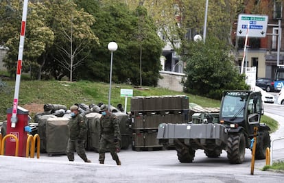 Varios militares trabajan en el hospital Gregorio Marañón de Madrid donde se ha instalado un hospital de campaña, este lunes.