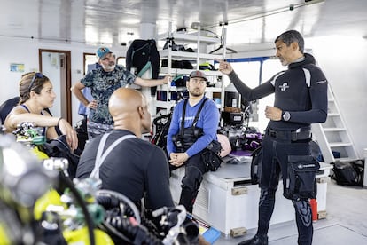 Ruiz Rocha y su equipo antes de una inmersión. 