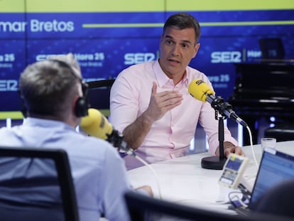 Pedro Sánchez es entrevistado por Aimar Bretos en 'Hora 25', en la SER, este lunes.