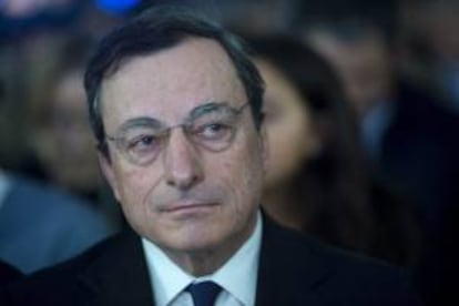 El presidente del Banco Central Europeo (BCE), Mario Draghi, asiste a un panel durante la tercera jornada del Foro Económico Mundial que se celebra en Davos (Suiza), hoy, viernes 24 de enero de 2014.