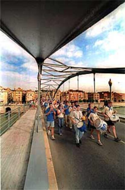 Los caminantes de la marcha azul, ayer, en Tortosa.