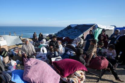 Palestinos desplazados llegan al centro de Gaza después de huir de la ciudad de Rafah, en el sur de la Franja, el 8 de mayo.