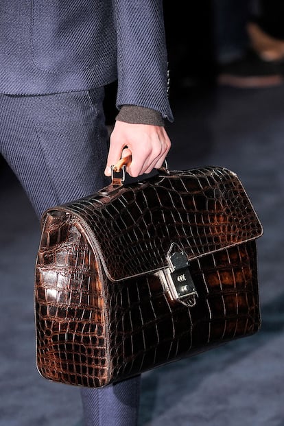 Uno de los complementos más elegantes vistos sobre la pasarela de la Milan Fashion Week han sido carteras de piel grabada como ésta, de Gucci.